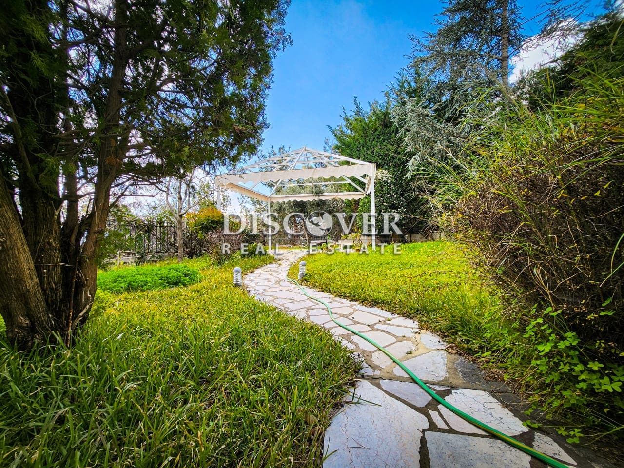 STUNNING APARTMENT WITH PRIVATE TERRACE & GARDEN